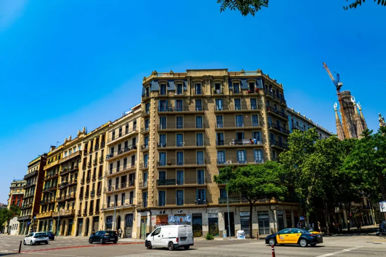 Calle de Barcelona con edificios clásicos y la Sagrada Familia al fondo