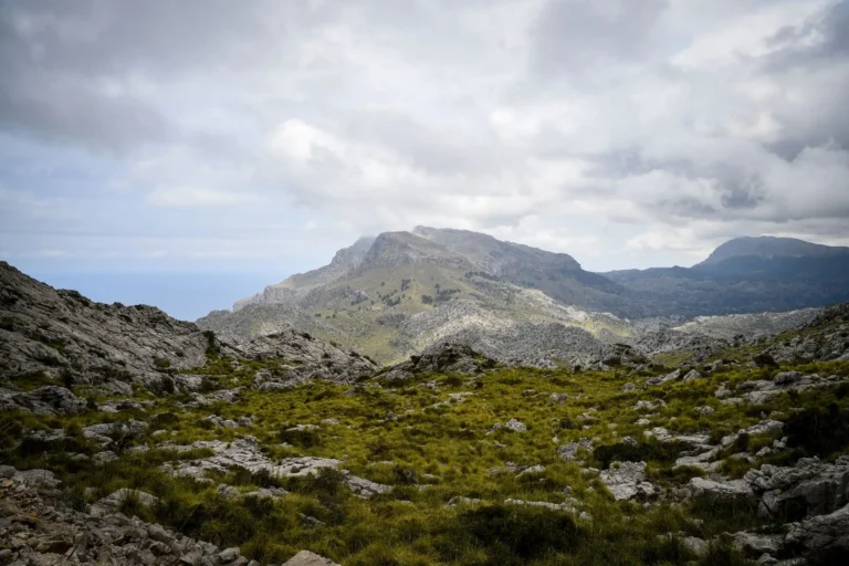 Montañas de la Serra de Tramuntana, en Mallorca, bajo un cielo nublado