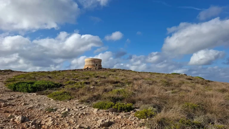Torre de defensa de Fornells, en Es Mercadal (Menorca), sobre una colina con vegetación baja
