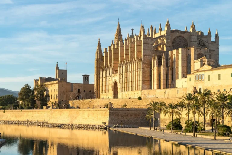 Catedral gótica de Palma de Mallorca reflejada en el agua