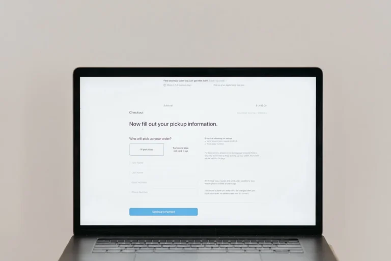 Portátil con un formulario en línea en la pantalla