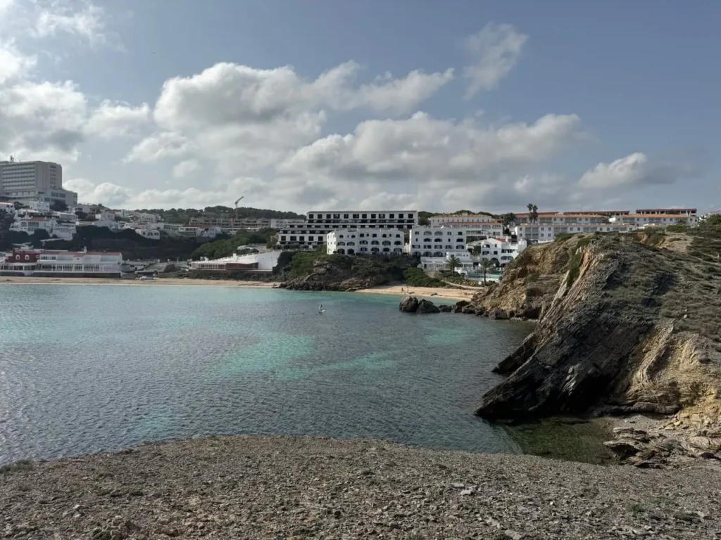 Costa de Menorca con agua turquesa y acantilados