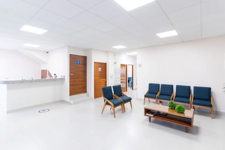 Sala de espera vacía y luminosa con sillas azules