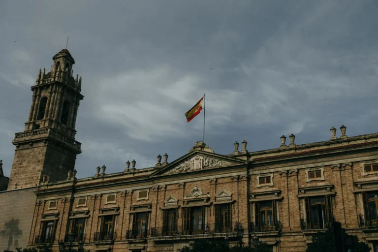 Edificio histórico con la bandera de España