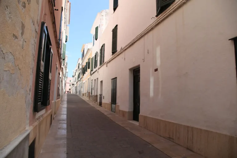 Empadronarte en Menorca: calle estrecha con edificios tradicionales en Ciutadella de Menorca