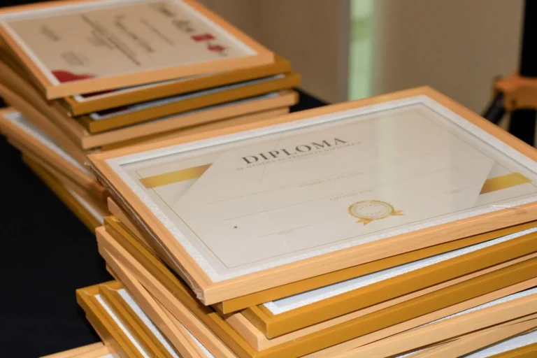 Montón de diplomas enmarcados