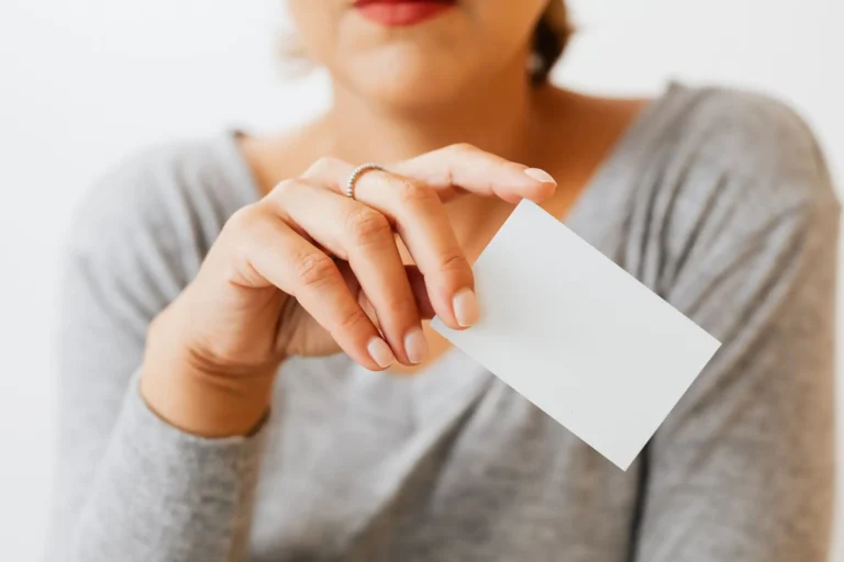 Mano sujetando una tarjeta blanca de plástico