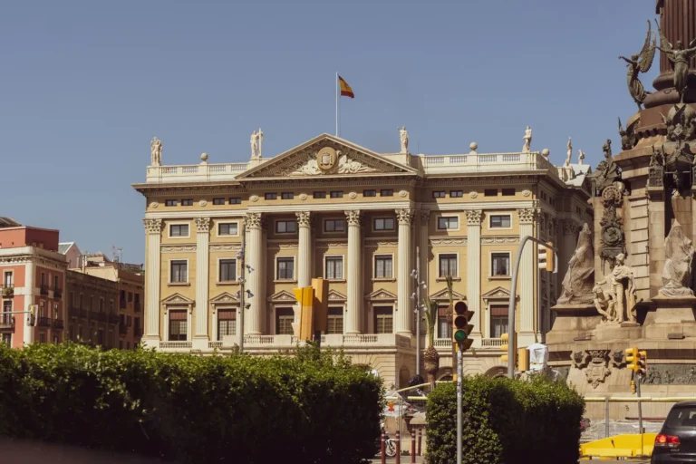 Fachada neoclásica con columnas en Barcelona