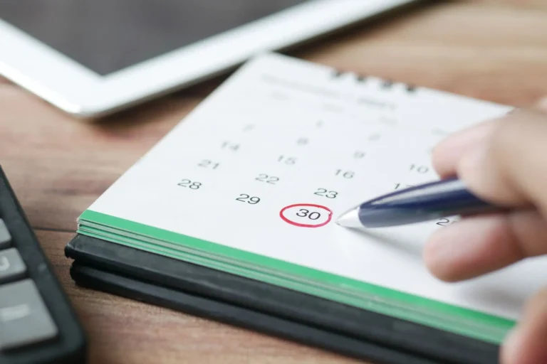 Calendario con una fecha rodeada en rojo y un bolígrafo