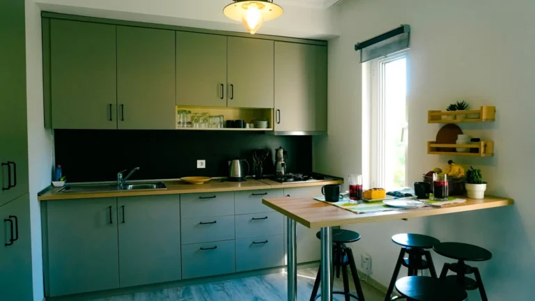 Cocina ordenada y luminosa de una vivienda familiar