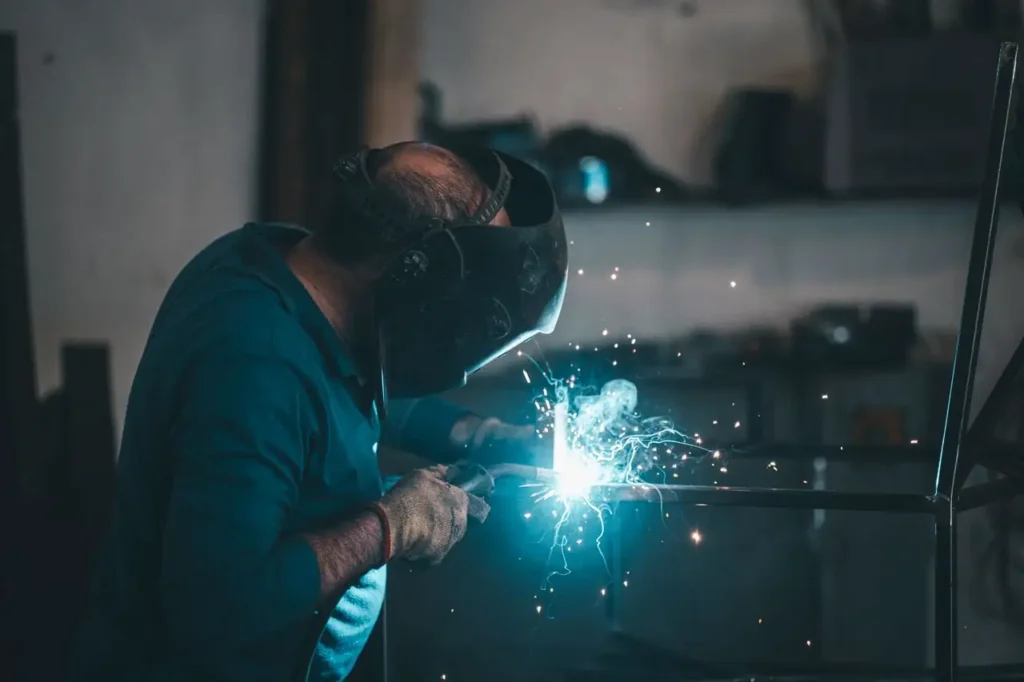 Soldador trabajando en un taller entre chispas