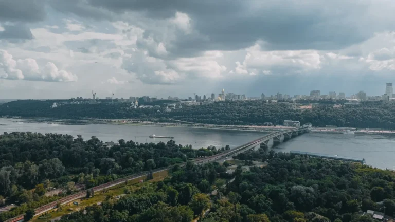 Vista aérea de Kiev y el río Dniéper