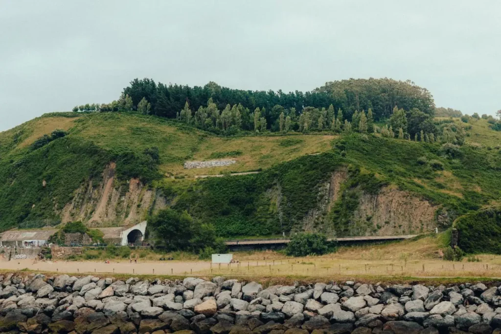 Colinas verdes junto al mar en Zumaia, en el País Vasco