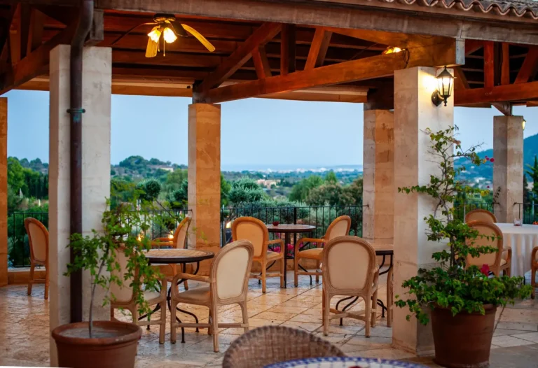 Terraza de restaurante vacía en Mallorca con vistas al campo