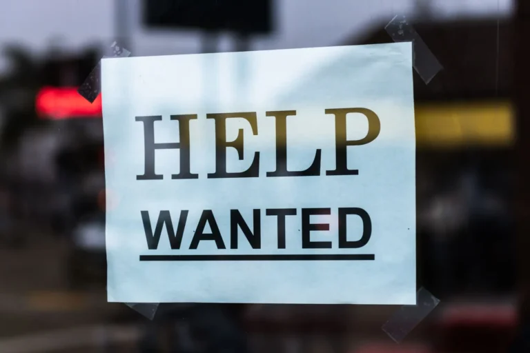 Cartel de oferta de empleo pegado en un escaparate