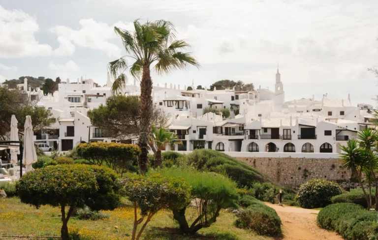 Abogado inmobiliario en Menorca: casas blancas junto al mar en la costa de Menorca