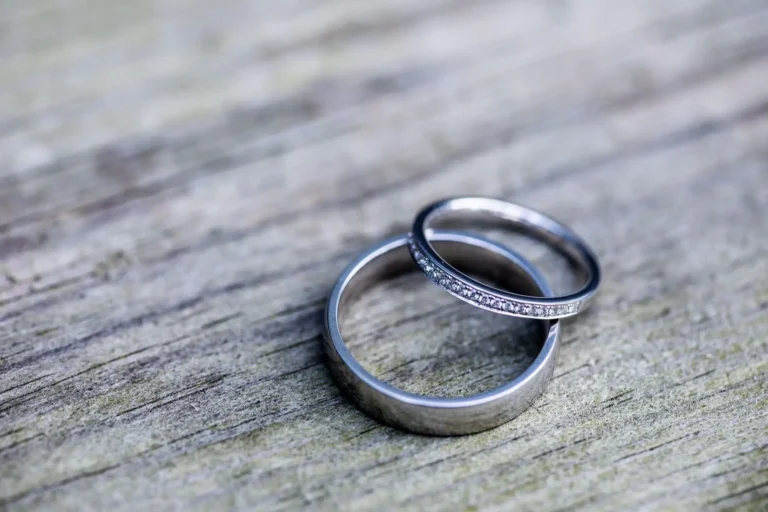 Abogado de divorcio en Menorca: dos alianzas sobre una mesa de madera