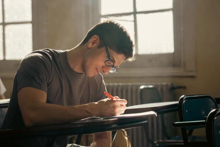 Arraigo socioformativo: estudiante adulto escribiendo en clase