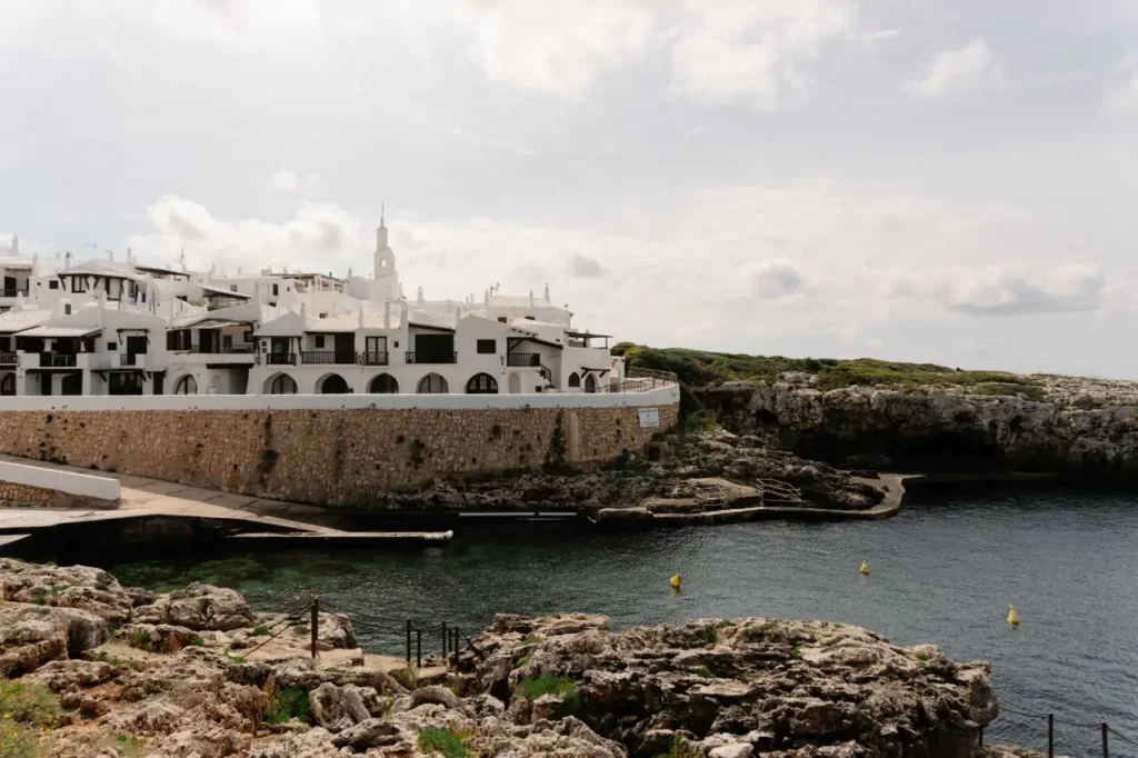 Casas blancas sobre la costa rocosa de Menorca