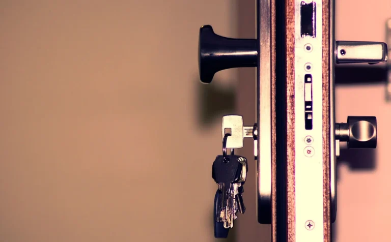 Llave puesta en la cerradura de una puerta