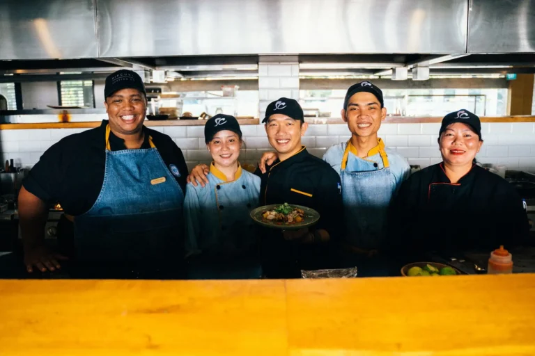 Abogado laboralista en Menorca: equipo de cocina sonriendo en un restaurante