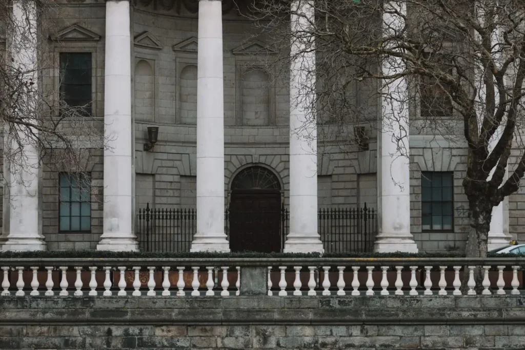 Fachada neoclásica con columnas blancas